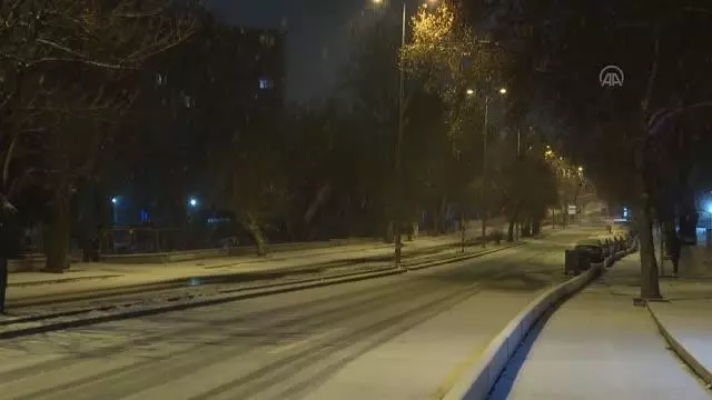 Başkentte kar yağışı etkili oluyor Başkentte kar yağışı etkili oluyor