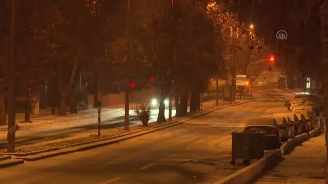 Başkentte kar yağışı etkili oluyor Başkentte kar yağışı etkili oluyor