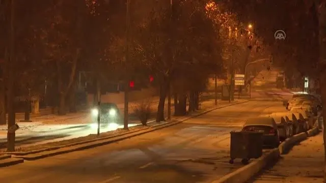 Başkentte kar yağışı etkili oluyor Başkentte kar yağışı etkili oluyor