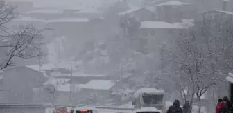 Beykoz'da buzlu yolda araçlar ilerlemekte güçlük çekti