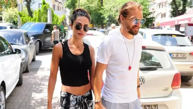 Caner Erkin, eşi Şükran Ovalı'ya 1 milyonluk hediye aldı Caner Erkin, eşi Şükran Ovalı'ya 1 milyonluk hediye aldı