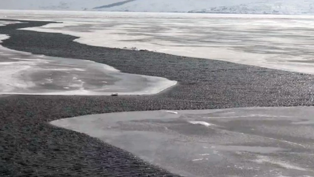 Çıldır Gölü'nde buzun erken çözülmesi bölge halkını tedirgin etti: Bu bir kıyamet alameti