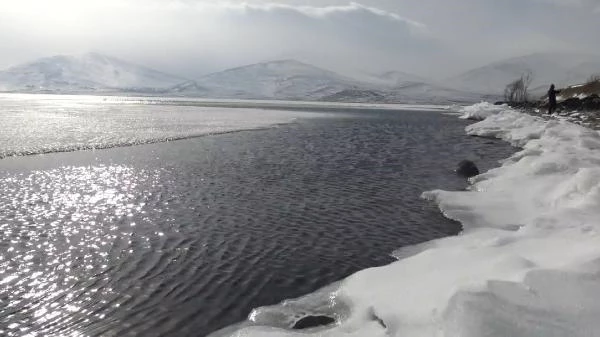 Çıldır Gölü'nde buzun erken çözülmesi bölge halkını tedirgin etti: Bu bir kıyamet alameti