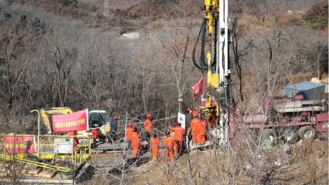 Çin'de 8 gündür mahsur kalan madenciler 'Bize ulaşmaya çalışmaktan vazgeçmeyin' yazılı not gönderdi Çin'de 8 gündür mahsur kalan madenciler 'Bize ulaşmaya çalışmaktan vazgeçmeyin' yazılı not gönderdi