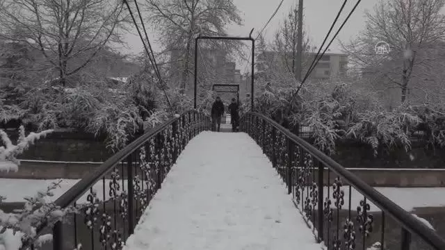 Çocuklar karla oynamanın tadını çıkardı Çocuklar karla oynamanın tadını çıkardı