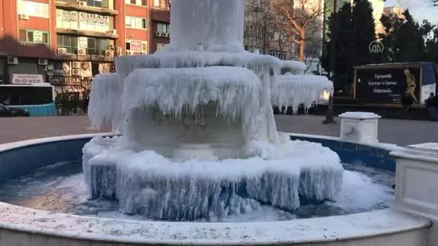 Çorlu'da süs havuzu buz tuttu Çorlu'da süs havuzu buz tuttu