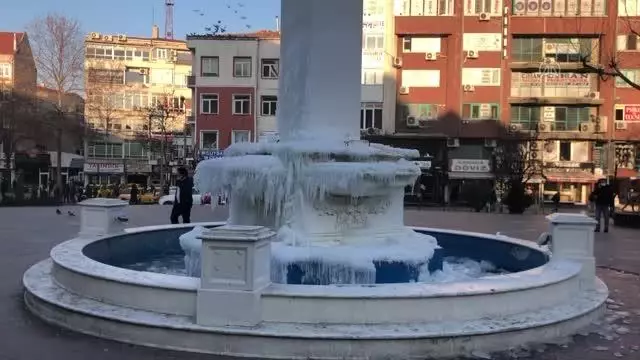 Çorlu'da süs havuzu buz tuttu Çorlu'da süs havuzu buz tuttu