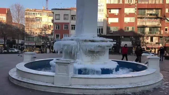 Çorlu'da süs havuzu buz tuttu Çorlu'da süs havuzu buz tuttu