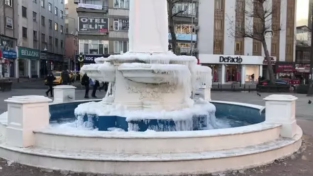 Çorlu'da süs havuzu buz tuttu Çorlu'da süs havuzu buz tuttu