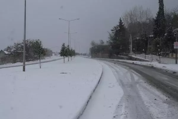 Denizli-Antalya Karayolu, kar nedeniyle ulaşıma kapandı