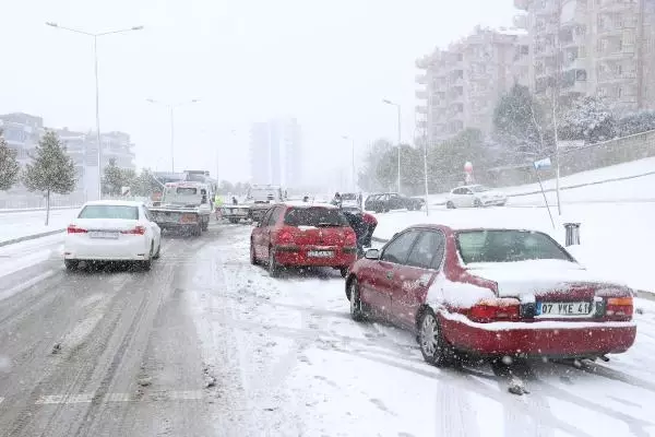 Denizli-Antalya Karayolu, kar nedeniyle ulaşıma kapandı