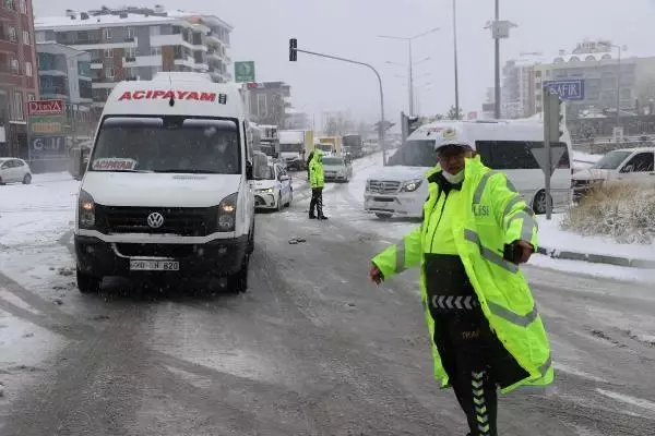 Denizli-Antalya Karayolu, kar nedeniyle ulaşıma kapandı