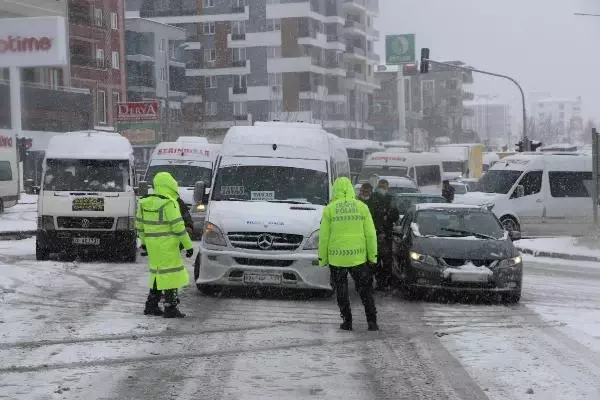 Denizli-Antalya Karayolu, kar nedeniyle ulaşıma kapandı