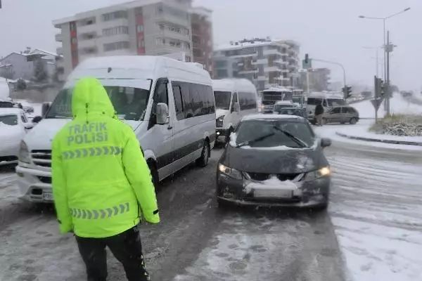 Denizli-Antalya Karayolu, kar nedeniyle ulaşıma kapandı