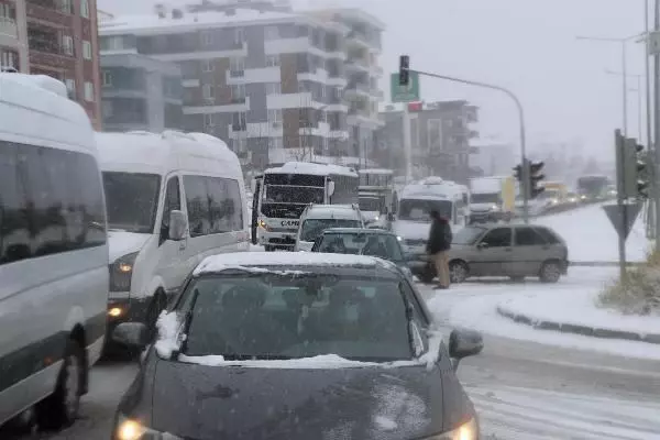 Denizli-Antalya Karayolu, kar nedeniyle ulaşıma kapandı