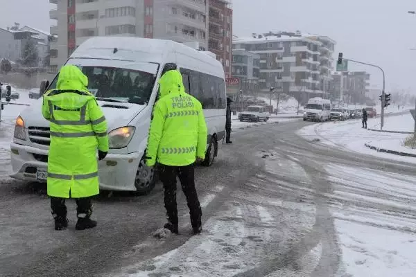 Denizli-Antalya Karayolu, kar nedeniyle ulaşıma kapandı