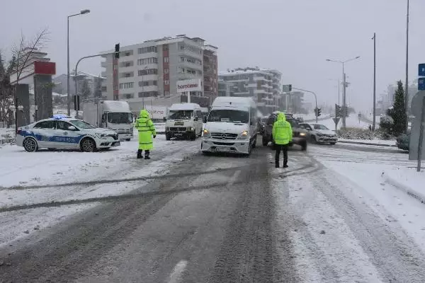 Denizli-Antalya Karayolu, kar nedeniyle ulaşıma kapandı