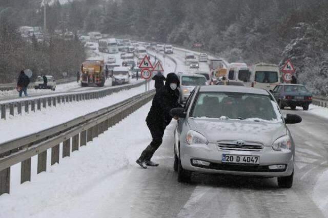 Denizli-Antalya Karayolu kar nedeniyle ulaşıma kapandı: 5 kilometre uzunluğunda kuyruk oluştu