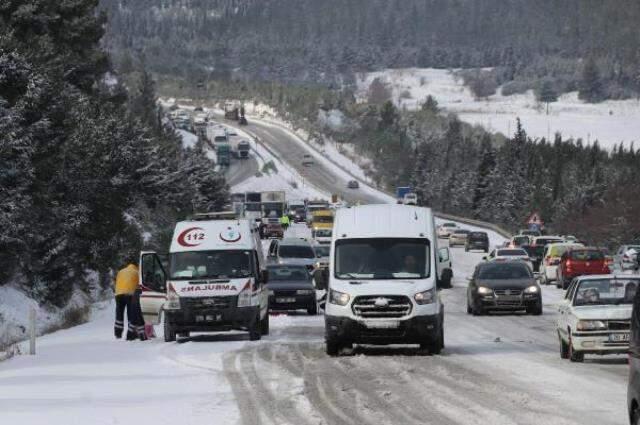 Denizli-Antalya Karayolu kar nedeniyle ulaşıma kapandı: 5 kilometre uzunluğunda kuyruk oluştu