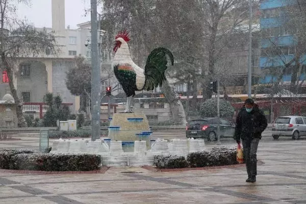 Denizli'de kent merkezine mevsimin ilk karı yağdı Denizli'de kent merkezine mevsimin ilk karı yağdı