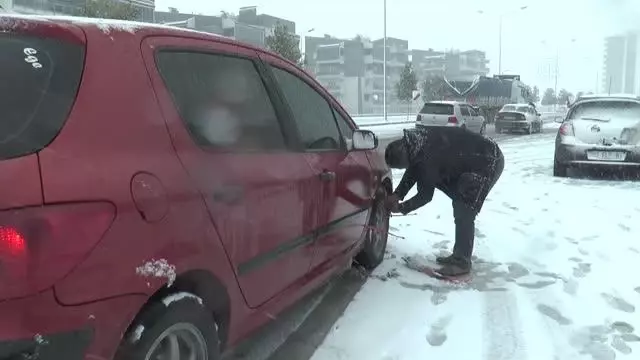 Kapanan kara yolu tuzlama ve kar küreme çalışmasıyla ulaşıma açıldı