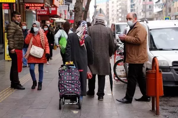 Diyarbakır'da kısıtlama sonrası sokaklarda insan kalabalığı oluştu Diyarbakır'da kısıtlama sonrası sokaklarda insan kalabalığı oluştu