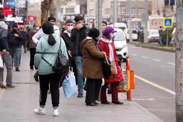 Diyarbakır'da kısıtlama sonrası sokaklarda insan kalabalığı oluştu Diyarbakır'da kısıtlama sonrası sokaklarda insan kalabalığı oluştu
