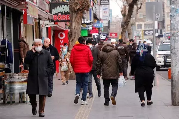 Diyarbakır'da kısıtlama sonrası sokaklarda insan kalabalığı oluştu Diyarbakır'da kısıtlama sonrası sokaklarda insan kalabalığı oluştu