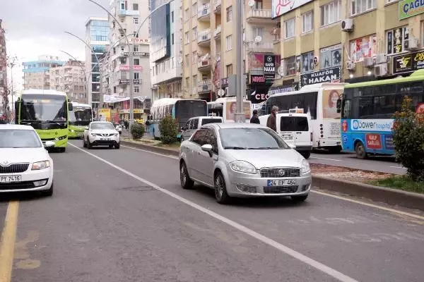Diyarbakır'da kısıtlama sonrası sokaklarda insan kalabalığı oluştu Diyarbakır'da kısıtlama sonrası sokaklarda insan kalabalığı oluştu