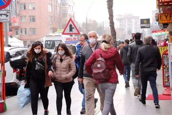 Diyarbakır'da kısıtlama sonrası sokaklarda insan kalabalığı oluştu Diyarbakır'da kısıtlama sonrası sokaklarda insan kalabalığı oluştu