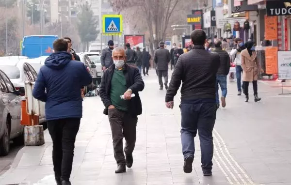 Diyarbakır'da kısıtlama sonrası sokaklarda insan kalabalığı oluştu Diyarbakır'da kısıtlama sonrası sokaklarda insan kalabalığı oluştu