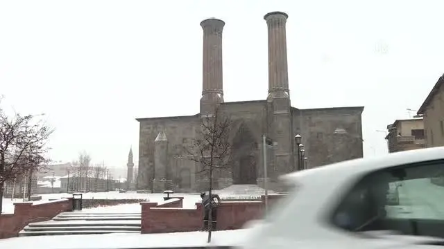 Doğu Anadolu'da etkili olan kar yağışı hayatı olumsuz etkiliyor Doğu Anadolu'da etkili olan kar yağışı hayatı olumsuz etkiliyor