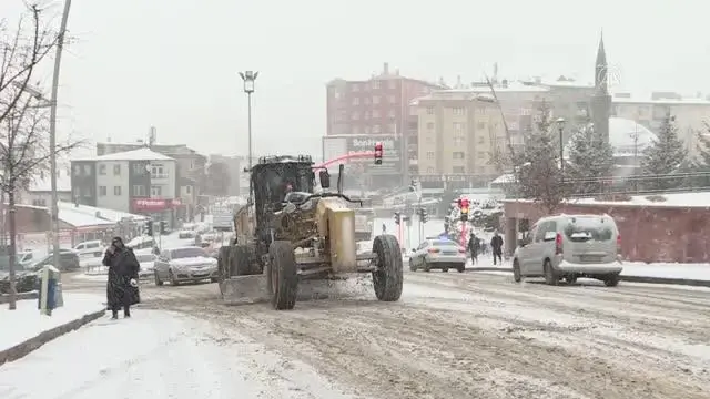Doğu Anadolu'da etkili olan kar yağışı hayatı olumsuz etkiliyor Doğu Anadolu'da etkili olan kar yağışı hayatı olumsuz etkiliyor