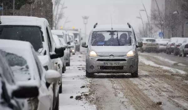 Doğu'da 1344 köy yolu kardan kapandı; ekipler açmak için yoğun çalışıyor Doğu'da 1344 köy yolu kardan kapandı; ekipler açmak için yoğun çalışıyor