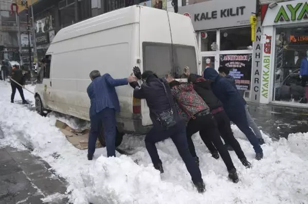 Doğu'da 1344 köy yolu kardan kapandı; ekipler açmak için yoğun çalışıyor Doğu'da 1344 köy yolu kardan kapandı; ekipler açmak için yoğun çalışıyor