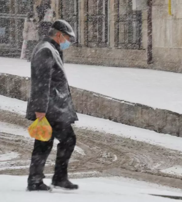 Doğu'da 1344 köy yolu kardan kapandı; ekipler açmak için yoğun çalışıyor Doğu'da 1344 köy yolu kardan kapandı; ekipler açmak için yoğun çalışıyor