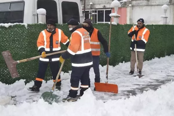 Doğu'da 1344 köy yolu kardan kapandı; ekipler açmak için yoğun çalışıyor Doğu'da 1344 köy yolu kardan kapandı; ekipler açmak için yoğun çalışıyor