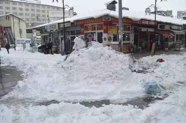 Doğu'da 1344 köy yolu kardan kapandı; ekipler açmak için yoğun çalışıyor Doğu'da 1344 köy yolu kardan kapandı; ekipler açmak için yoğun çalışıyor