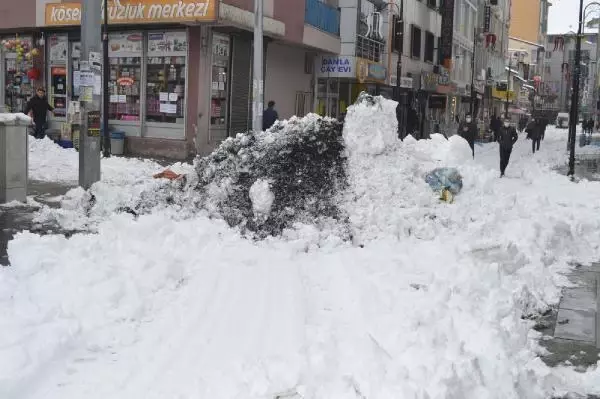 Doğu'da 1344 köy yolu kardan kapandı; ekipler açmak için yoğun çalışıyor Doğu'da 1344 köy yolu kardan kapandı; ekipler açmak için yoğun çalışıyor