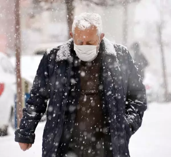 Doğu'da 1344 köy yolu kardan kapandı; ekipler açmak için yoğun çalışıyor Doğu'da 1344 köy yolu kardan kapandı; ekipler açmak için yoğun çalışıyor
