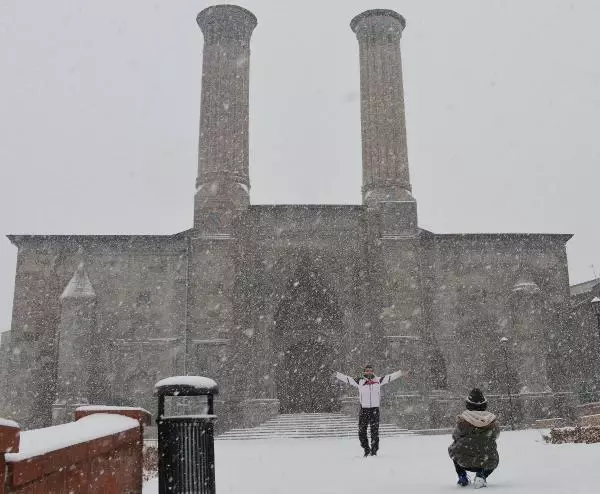 Doğu'da 1344 köy yolu kardan kapandı; ekipler açmak için yoğun çalışıyor Doğu'da 1344 köy yolu kardan kapandı; ekipler açmak için yoğun çalışıyor