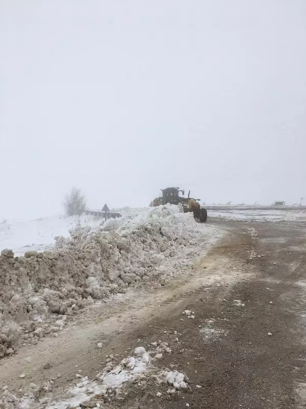 Elazığ'da 94 köy yolu, kar nedeniyle ulaşıma kapandı Elazığ'da 94 köy yolu, kar nedeniyle ulaşıma kapandı