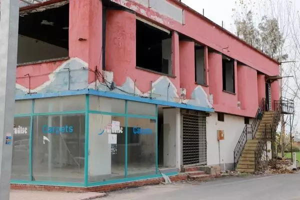 Esnafın daha önce günlük 3 bin dolar kazandığı mahallede, iş yerleri kapandı Esnafın daha önce günlük 3 bin dolar kazandığı mahallede, iş yerleri kapandı