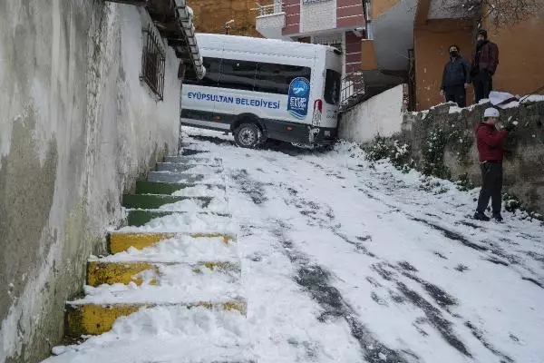 Son dakika... Eyüpsultan ve Gaziosmanpaşa'da kar kazaları Son dakika... Eyüpsultan ve Gaziosmanpaşa'da kar kazaları