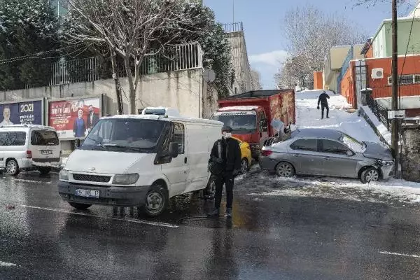 Son dakika... Eyüpsultan ve Gaziosmanpaşa'da kar kazaları Son dakika... Eyüpsultan ve Gaziosmanpaşa'da kar kazaları