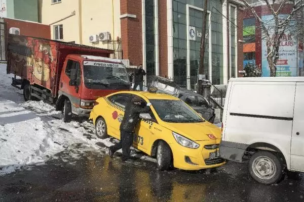 Son dakika... Eyüpsultan ve Gaziosmanpaşa'da kar kazaları Son dakika... Eyüpsultan ve Gaziosmanpaşa'da kar kazaları