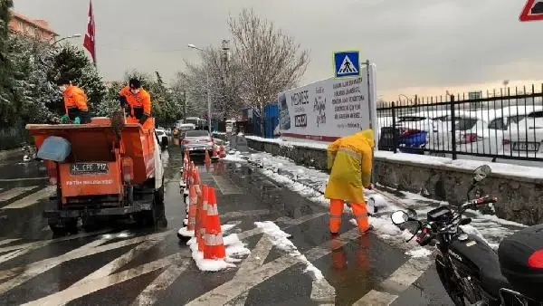 Fatih'te kış çalışmaları aralıksız sürüyor Fatih'te kış çalışmaları aralıksız sürüyor