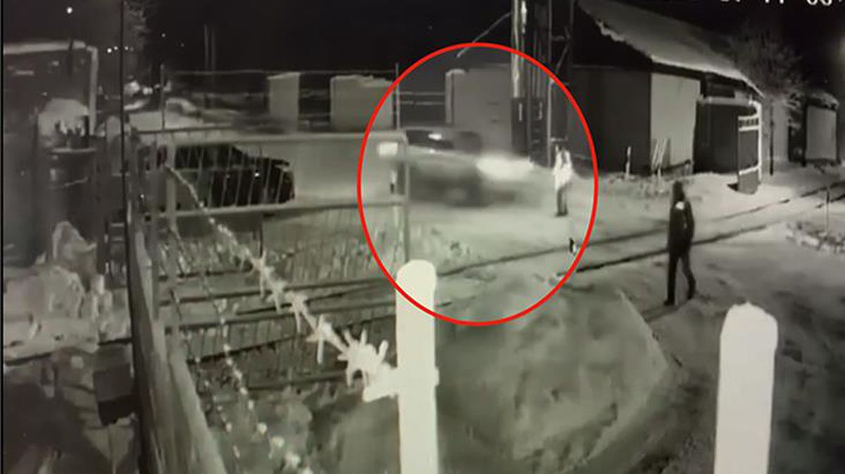 Gelen otomobili fark etmeyen demir yolu işçisi metrelerce sürüklendi