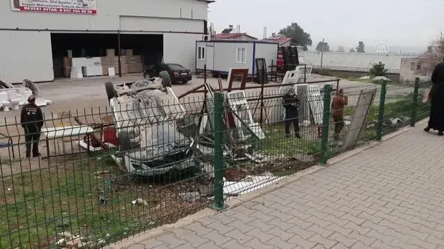 Hurdaya dönen otomobilinden yara almadan kurtuldu Hurdaya dönen otomobilinden yara almadan kurtuldu