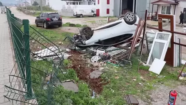 Hurdaya dönen otomobilinden yara almadan kurtuldu Hurdaya dönen otomobilinden yara almadan kurtuldu